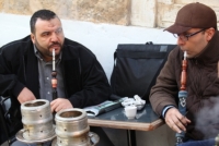 Mannen met waterpijp in Tunis
