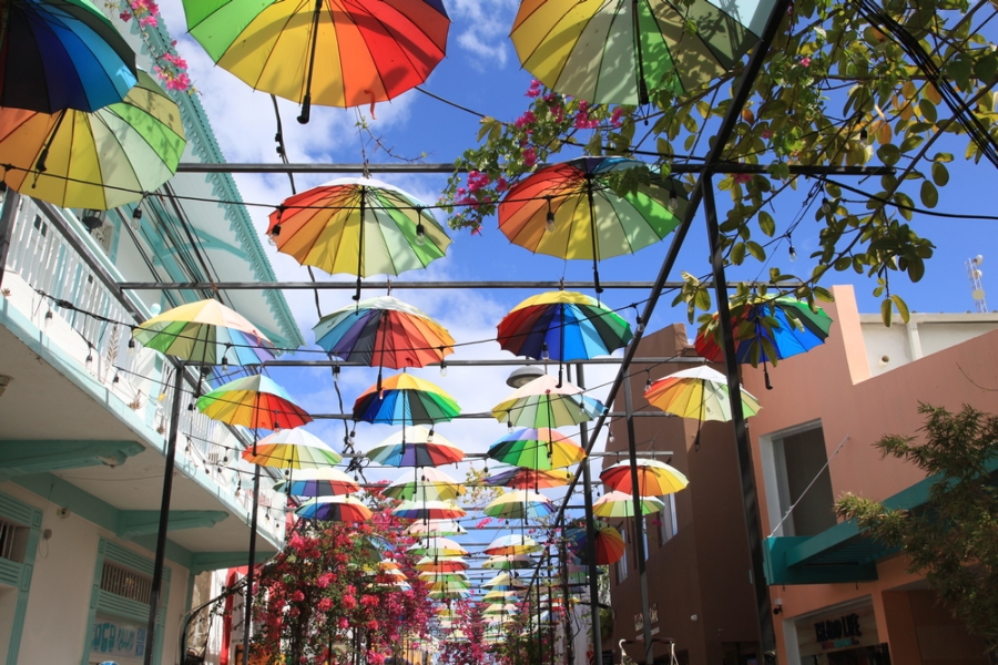 Kleurrijke parasols in Umbrella Street in Puerto Plata ©puuropreis
