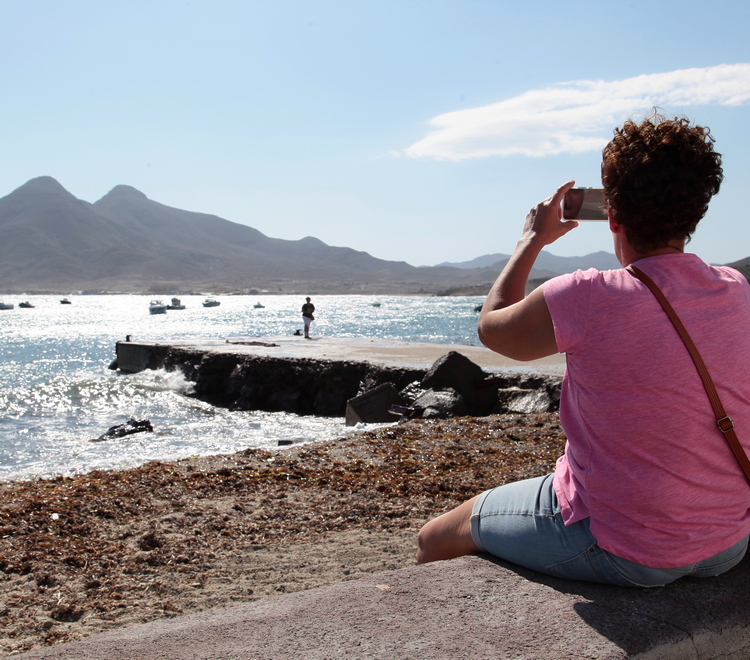 Reisadviezen:  Toeriste aan Spaans strand