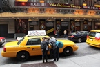 Toeristen nemen taxi in New York