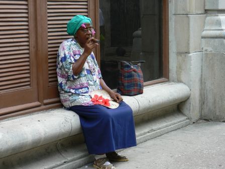 Vrouw met sigaar in Cuba
