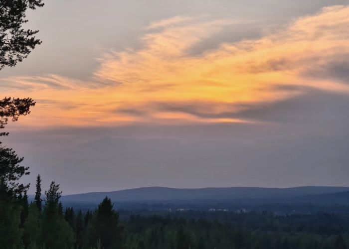 Zonnige nachten in zomers Finland